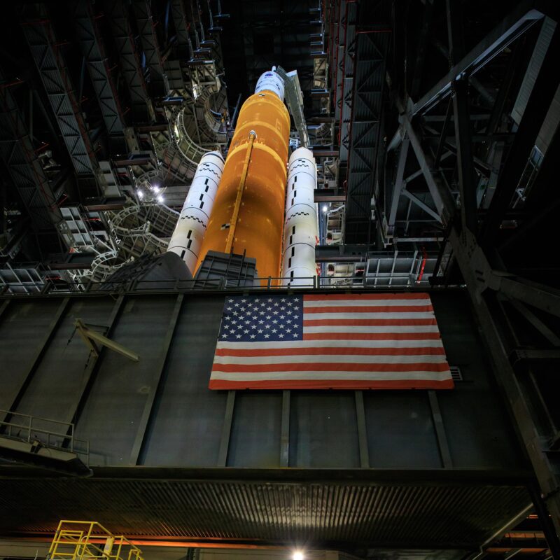 La gigantesque fusée lunaire Artemis I de la NASA en route vers la rampe de lancement pour le prochain test d'étanchéité.
