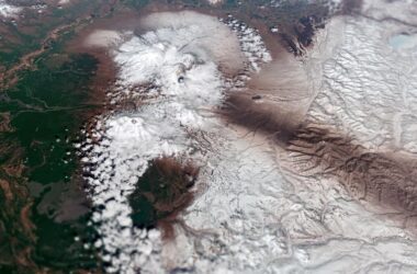 Feu et glace au Kamchatka : Le stratovolcan de l'Extrême-Orient russe éjecte un énorme panache.