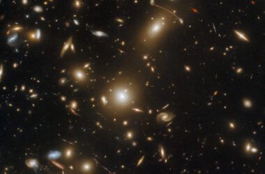 Hubble capture un instantané incroyable d'un amas massif de galaxies