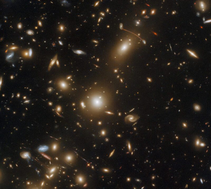 Hubble capture un instantané incroyable d'un amas massif de galaxies