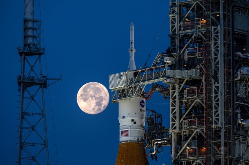 Test de la fusée lunaire Artemis I de la NASA : Le SLS fait le plein pour la première fois malgré une fuite.