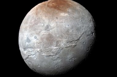 Les scientifiques identifient une source possible pour la calotte rouge sur Charon, la plus grande lune de Pluton
