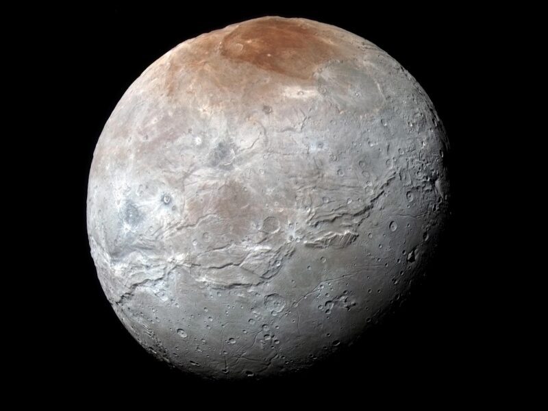 Les scientifiques identifient une source possible pour la calotte rouge sur Charon, la plus grande lune de Pluton