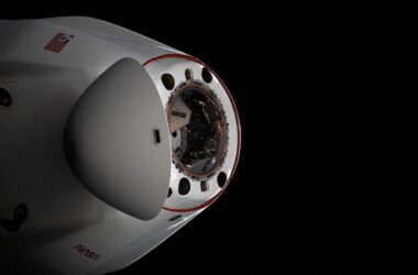 La NASA et SpaceX retardent le lancement de la mission commerciale de fret pour permettre l'inspection du vaisseau spatial Dragon.