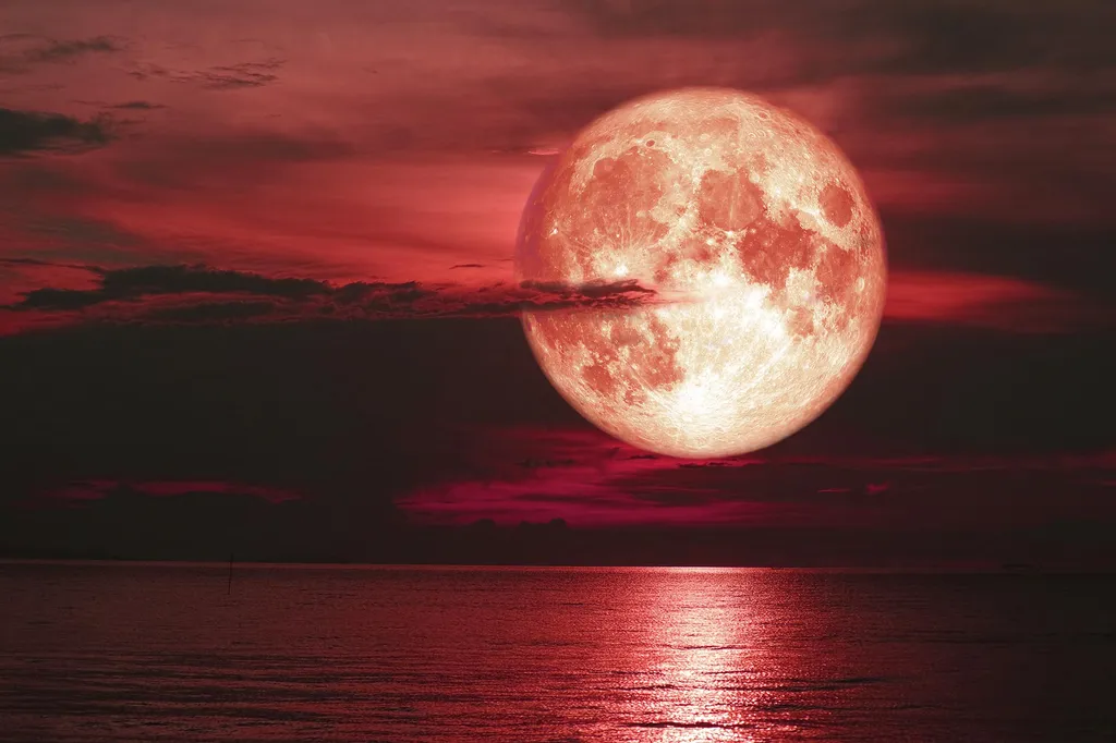 Lune aux fraises au-dessus de l'océan