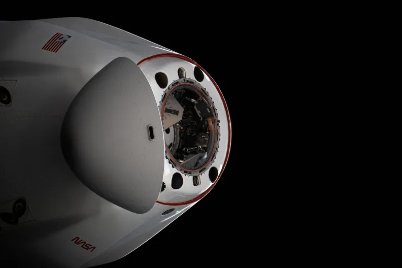Vaisseau de ravitaillement SpaceX Cargo Dragon avec le cône nasal ouvert