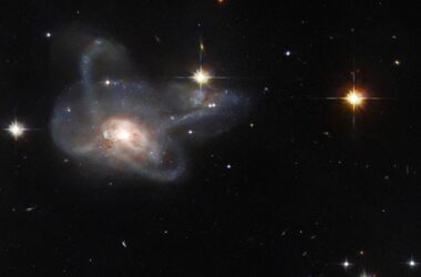 Hubble repère un joyau galactique : Une fusion inhabituelle de galaxies à plusieurs bras