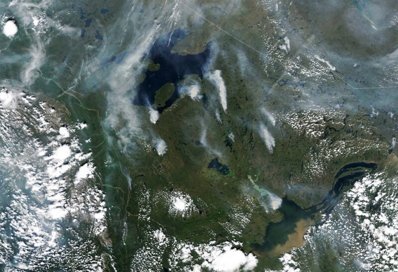 La chaleur et les incendies brûlent le nord du Canada : Des centaines d'incendies font rage dans les Territoires du Nord-Ouest et au Yukon.