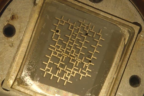 Des bio-ingénieurs de l'Université de Stanford ont mis au point un ordinateur qui fonctionne grâce à des gouttelettes d'eau. Crédit image : Kurt Hickman.