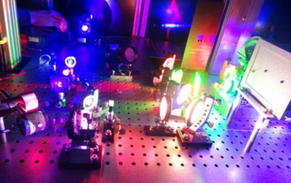 L'imprimante CHIMERA utilise des lasers à ondes continues de faible puissance pour créer des hologrammes sur un photomatériau très sensible. Crédit image : Yves Gentet.