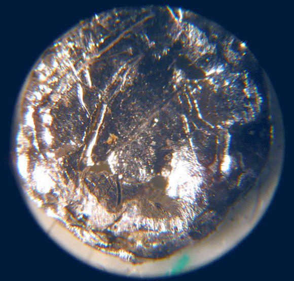 Un petit disque d'américium-241 sous le microscope. Crédit image : Bionerd / CC BY 3.0.
