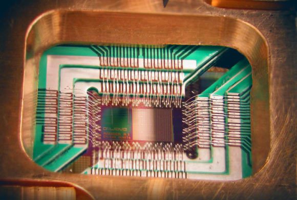 Une puce conçue pour fonctionner comme un processeur d'optimisation quantique adiabatique supraconducteur de 128 qubits. Crédit image : D-Wave Systems, Inc.