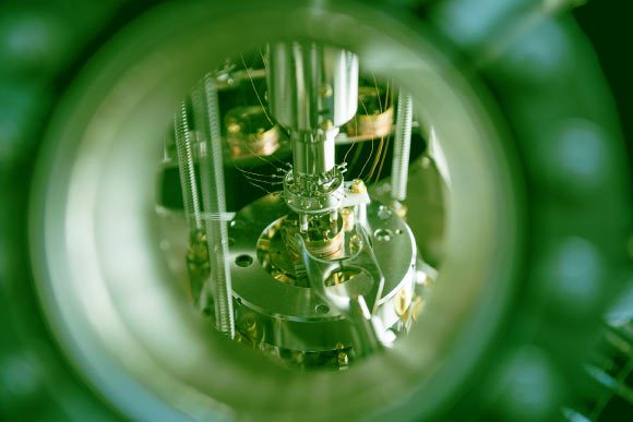 Le microscope à effet tunnel utilisé pour injecter des électrons dans une surface de silicium. Crédit image : Michelle Tennison.