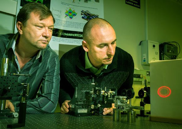 Des scientifiques de l'Australian National University ajustant le faisceau laser creux. Crédit photo : Stuart Hay.