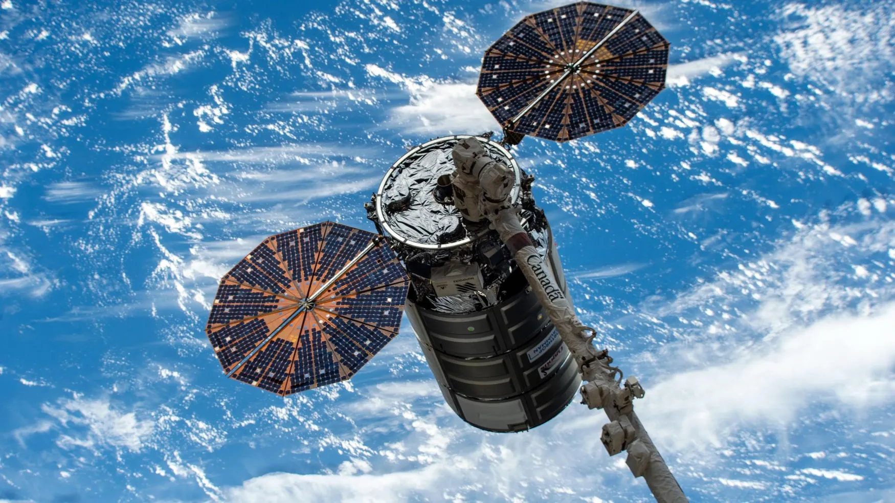 Le cargo spatial Cygnus aux prises avec le bras robotique Canadarm2