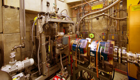 Appareil expérimental utilisé pour synthétiser des atomes d'hélium pionique à l'Institut Paul Scherrer. Crédit image : Collaboration ASACUSA, CERN.
