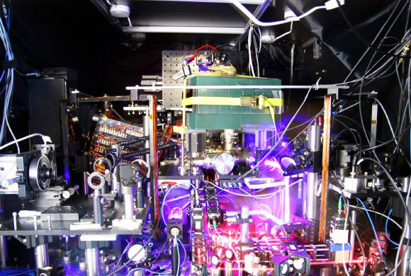 L'horloge atomique du JILA, basée sur des atomes de strontium maintenus dans un réseau de lumière laser, est l'horloge atomique la plus précise et la plus stable du monde. Crédit image : Jun Ye et al / Baxley / JILA.