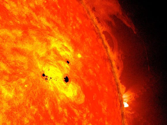 L'observatoire de dynamique solaire (SDO) de la NASA a capturé cette image du Soleil avec des taches solaires en février 2013. L'image combine les images de deux instruments SDO : l'imageur héliosismique et magnétique (HMI), qui prend des photos en lumière visible montrant les taches solaires, et l'ensemble d'imagerie avancée (AIA), qui a pris une image dans la longueur d'onde de 304 angströms montrant la basse atmosphère du Soleil, qui est colorée en rouge. Crédit image : NASA / SDO / AIA / HMI / Goddard Space Flight Center.