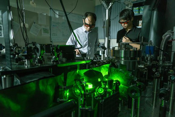 Ahn et al ont fait léviter une nanoparticule dans le vide et l'ont fait tourner à grande vitesse, ce qui, espèrent-ils, les aidera à étudier les propriétés du vide et de la mécanique quantique. Crédit image : Vincent Walter, Université de Purdue.
