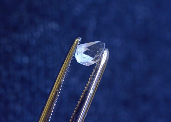 Rovny et al ont cherché la signature d'un cristal à temps discret dans un cristal de phosphate de monoammonium. Crédit image : Michael Marsland, Université de Yale.