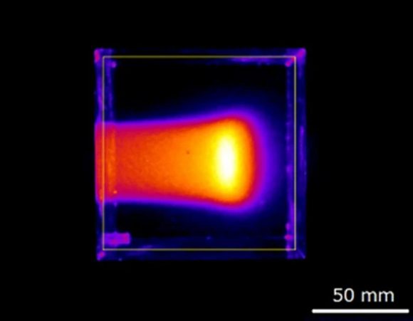 Image optique d'un scintillateur en plastique pendant l'irradiation par des muons positifs de 73,9 MeV/c. Crédit image : Yamamoto et al, doi : 10.1038/s41598-020-76652-8.
