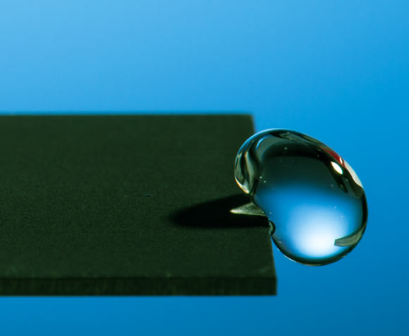 Une goutte d'eau rebondit sur une surface de platine traitée au laser. Crédit image : J. Adam Fenster / Université de Rochester.