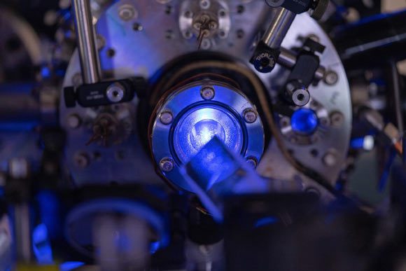 Langin et al ont créé le premier plasma neutre refroidi par laser au monde. Crédit image : Brandon Martin / Rice University.