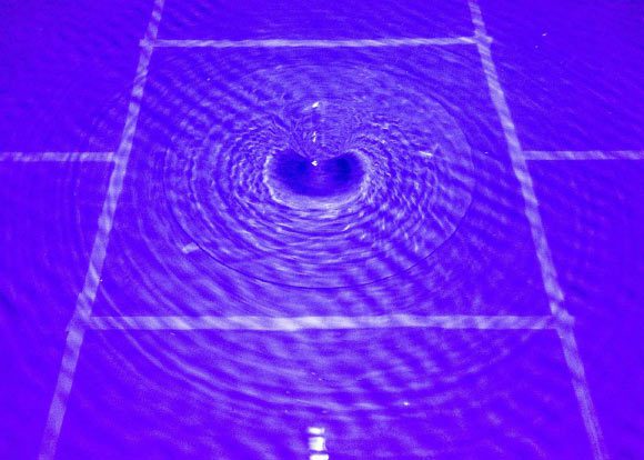 Expérience de laboratoire utilisant la simulation d'un réservoir d'eau pour démontrer la rétroaction dans un trou noir analogue. Crédit image : Université de Nottingham.