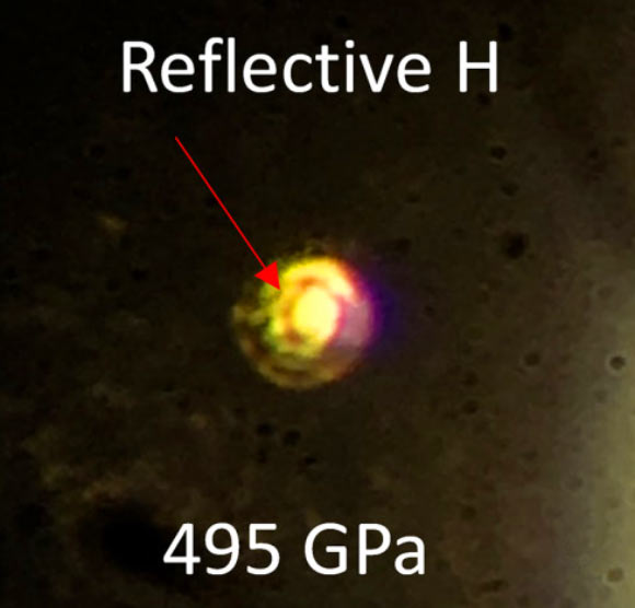 Photo d'hydrogène métallique à une pression de 495 GPa ; l'échantillon n'est pas transmetteur et est observé en lumière réfléchie ; la région centrale est clairement plus réfléchissante que le joint métallique en rhénium qui l'entoure ; les dimensions de l'échantillon sont d'environ 8-10 microns avec une épaisseur de 1,2 microns. Crédit image : Ranga P. Dias & ; Isaac F. Silvera, doi : 10.1126/science.aal1579.