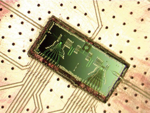 Ce micromasseur est une étape importante vers la construction de systèmes d'informatique quantique à partir de matériaux semi-conducteurs. Une batterie force les électrons à traverser un par un deux points quantiques doubles situés à chaque extrémité d'une cavité, passant d'un niveau d'énergie supérieur à un niveau d'énergie inférieur et émettant ainsi des micro-ondes qui se transforment en un faisceau de lumière cohérent. Crédit image : Jason Petta.