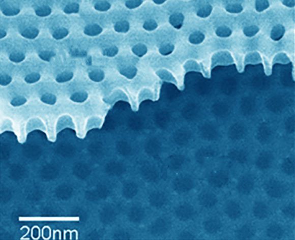 De minuscules trous percés dans un matériau supraconducteur à haute température ont révélé que les paires de Cooper peuvent également conduire l'électricité comme le font les métaux. Crédit image : Université de Brown.