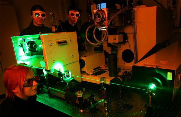 Les scientifiques ont démontré comment une source de lumière stroboscopique à bande étroite pour l'imagerie sans chatoiement a le potentiel de révéler des formes de vie microscopiques. Crédit image : Groupe de recherche Matériaux pour applications microélectroniques / TU Bergakademie Freiberg.