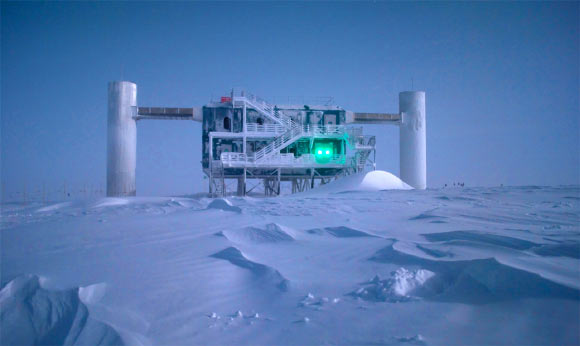 IceCube est un observatoire de neutrinos dont les détecteurs sont enfouis à plus d'un kilomètre sous la surface du pôle Sud. Crédit image : Emanuel Jacobi / National Science Foundation. 