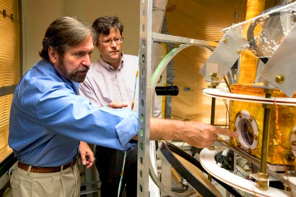 Le professeur Gordon Cates et le Dr Wilson Miller avec l'appareil d'imagerie unique que l'équipe a construit dans son laboratoire. Crédit image : Dan Addison / Université de Virginie.