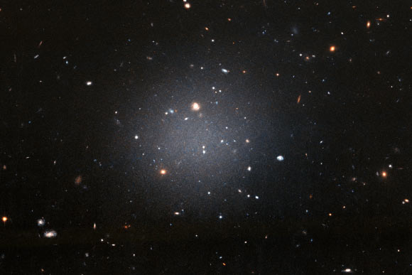 Le télescope spatial Hubble de la NASA/ESA a pris cette image de NGC 1052-DF2 le 16 novembre 2017. Crédit image : NASA / ESA / P. van Dokkum, Université de Yale.