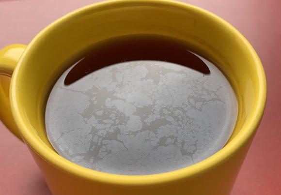 Thé noir infusé dans l'eau du robinet ; alors que le thé peut visiblement générer un film à son interface avec l'air, son homologue plus acide, le café, ne le peut pas. Crédit image : Giacomin & ; Fischer, doi : 10.1063/5.0059760.