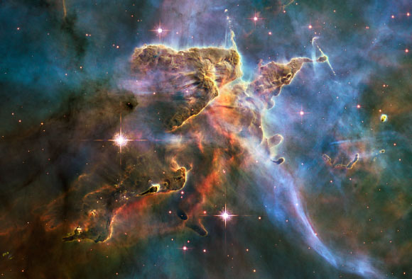 Le modèle actuel, largement reconnu, de l'Univers, appelé LambdaCDM, ne nous dit rien sur la nature physique de la matière noire et de l'énergie noire. Nous ne les connaissons que grâce aux effets gravitationnels qu'elles exercent sur d'autres matières observables. Le modèle du Dr Farnes offre une nouvelle explication. Crédit image : NASA / ESA / M. Livio / Hubble 20th Anniversary Team, STScI.
