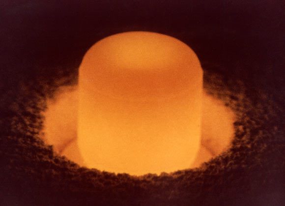 Sphère de plutonium-238 sous sa propre lumière. Avec une demi-vie de 89 ans, le plutonium-238 est utilisé dans des applications spatiales nécessitant une source d'énergie à longue durée de vie. Le plutonium-238 a un taux de production de chaleur relativement élevé, ce qui le rend utile comme source d'énergie. Crédit image : DoE.