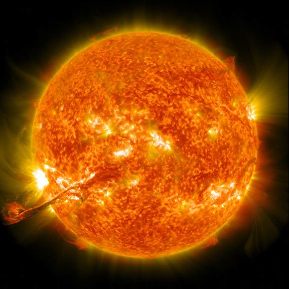 Le 31 août 2012, un long filament de matière solaire qui planait dans l'atmosphère du Soleil, la couronne, a fait irruption dans l'espace à 16 h 36 HAE. La CME s'est déplacée à plus de 900 miles par seconde. Elle ne s'est pas dirigée directement vers la Terre, mais a touché l'environnement magnétique de la Terre, ou magnétosphère, d'un coup sec, provoquant l'apparition d'aurores dans la nuit du 3 septembre. Crédit image : Centre de vol spatial Goddard de la NASA.