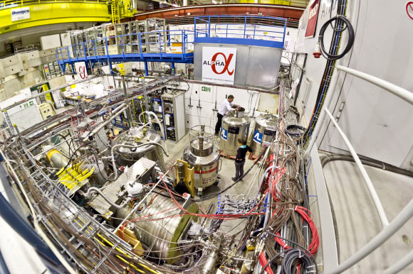 Le hall du décélérateur d'antiprotons au CERN. Crédit image : CERN.