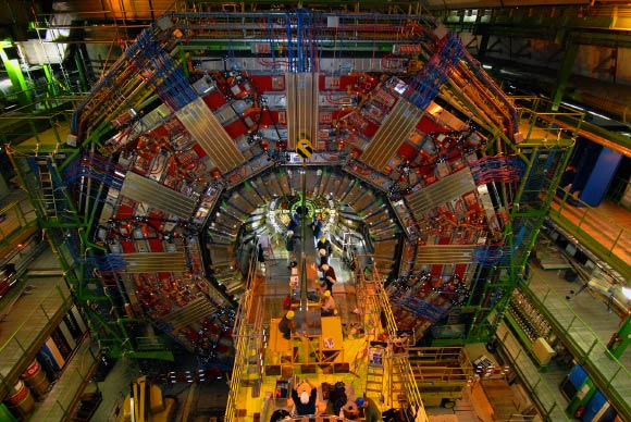Installation du tuyau du faisceau CMS. Crédit image : CERN / Collaboration CMS.