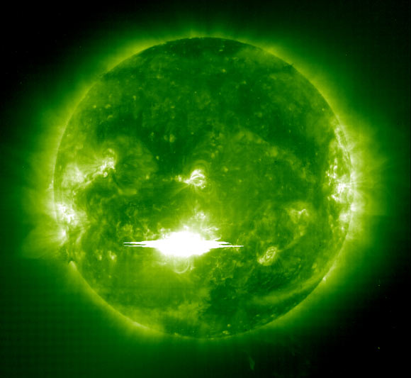 Le vaisseau spatial SOHO de la NASA a capturé cette image d'une éruption solaire lors de sa sortie du Soleil le 28 octobre 2003 (NASA / SOHO).