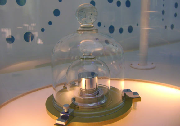 Une réplique du prototype du kilogramme à la Cité des sciences et de l'industrie à Paris, en France. Crédit image : Japs / CC BY-SA 3.0.