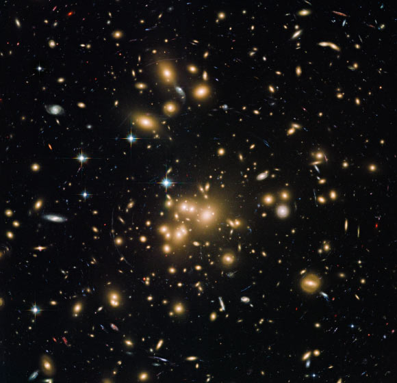 Vue de Hubble de l'amas de galaxies Abell 1689. Crédit image : NASA / ESA / Hubble Heritage Team / STScI / AURA / J. Blakeslee, Dominion Astrophysical Observatory / H. Ford, JHU.