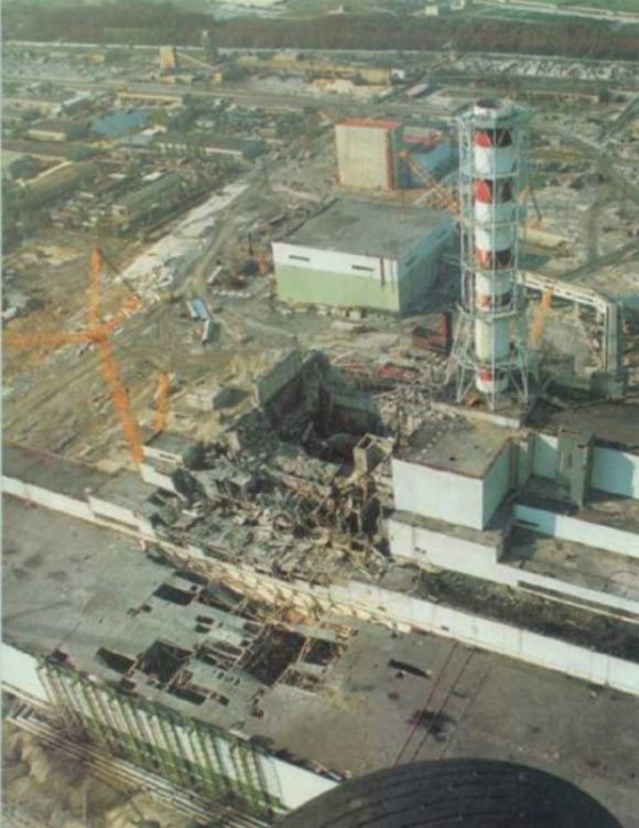 Les conséquences de la catastrophe de Tchernobyl : le réacteur 4 (au centre), le bâtiment des turbines (en bas à gauche) et le réacteur 3 (au centre à droite). 