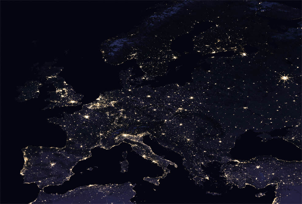 Une carte nocturne scintillante de l'Europe. La plupart des lumières de cette image sont des lampadaires, qui constituent la majorité de la pollution lumineuse. L'atmosphère diffuse la lumière, créant une lueur céleste. Images de l'Observatoire de la Terre de la NASA par Joshua Stevens, utilisant les données Suomi NPP VIIRS de Miguel Román, du Goddard Space Flight Center de la NASA