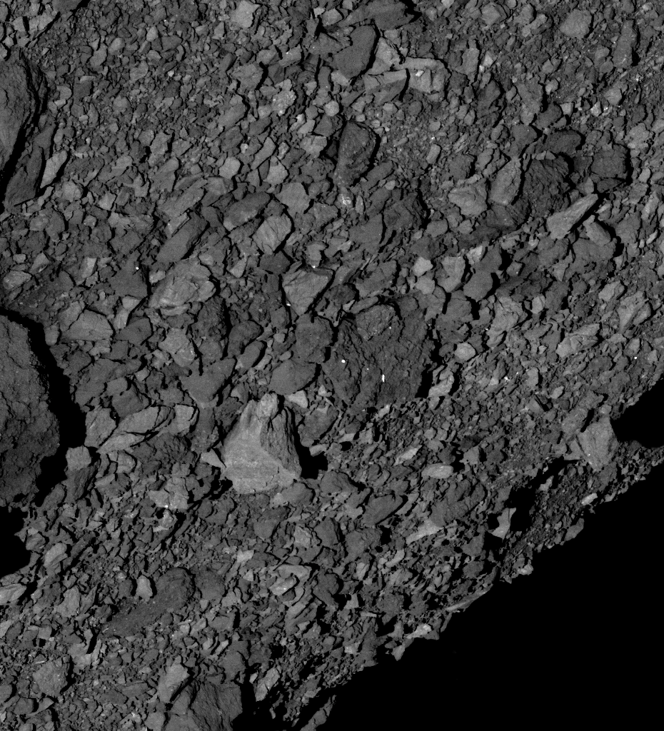 Cette image montre la surface parsemée de rochers de Bennu. Lorsque l'OSIRIS-REx de la NASA a collecté des échantillons, le bras d'échantillonnage s'est enfoncé beaucoup plus profondément dans l'astéroïde que prévu, indiquant qu'il s'agit d'un astéroïde en tas de décombres. Crédit image : NASA/Université d'Arizona.