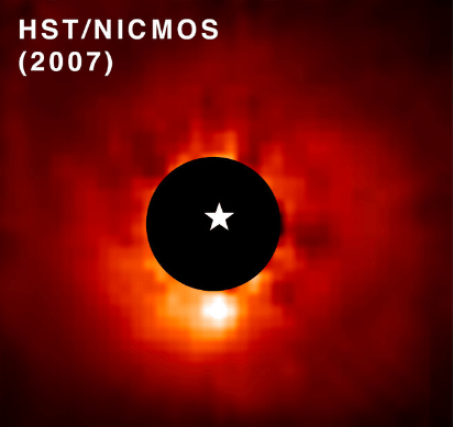 Cette image Hubble montre l'étoile AB Aurigae et l'exoplanète AB Aurigae b. Le coronographe de Hubble (cercle noir) a bloqué la lumière de l'étoile, rendant l'exoplanète plus brillante. L'exoplanète est la tache lumineuse sous le coronographe. L'étoile blanche marque la position d'AB Aurigae. Crédit d'image : NASA, ESA, T. Currie (télescope Subaru, Eureka Scientific Inc.), A. Pagan (STScI) ; CC PAR 4.0