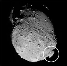 Cette image du vaisseau spatial Hayabusa de la JAXA montre un rocher à la surface d'Itokawa. Les images d'Hayabusa ont été les premières à montrer l'existence d'astéroïdes en tas de décombres. Les scientifiques de JAXA ont écrit : "C'est un indice très important pour étudier l'histoire de la formation de l'astéroïde. Il est prudent de supposer qu'un corps céleste plus grand existait à l'origine avant Itokawa. Et lors de sa destruction, un fragment de celui-ci est devenu Itokawa tandis que d'autres fragments plus fins s'empilaient sur la surface de l'astéroïde." Crédit d'image : JAXA