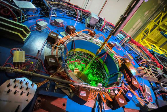 Der STAR-Detektor am Relativistic Heavy Ion Collider (RHIC) funktioniert wie eine riesige 3D-Digitalkamera, um Teilchen zu verfolgen, die aus Teilchenkollisionen im Zentrum des Detektors austreten. Bildnachweis: Brookhaven National Laboratory.